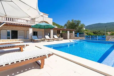 Beachfront Apartment house Hon with pool