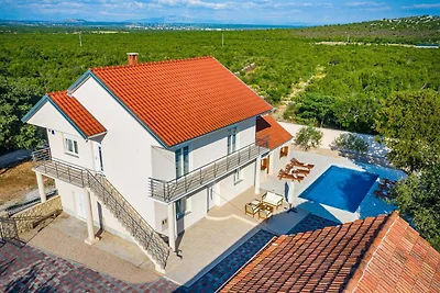 Große Villa mit Pool, ländliche Lage