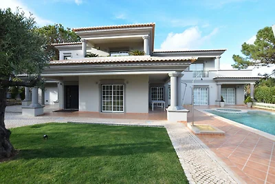 Luxuriöse Villa mit Pool in der Nähe