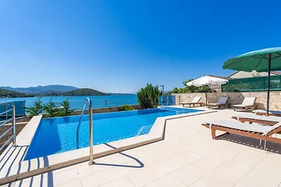 Beachfront Apartment house Hon with pool