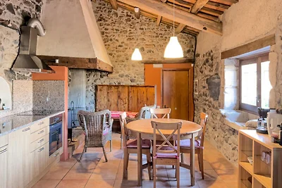 Appartement in La Garrotxa met uitzicht op he...