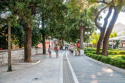 Feel Good Apartment - Two-Bedroom Apartment w...