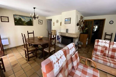 Villa mit Garten und Terrasse