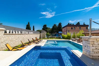 Villa a Pola con piscina