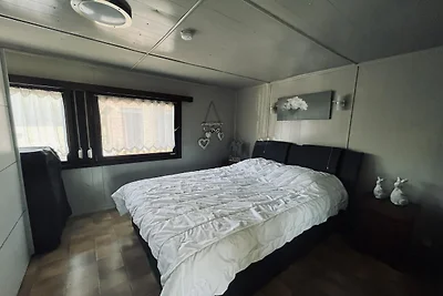 Domek w parku ze stawem wędkarskim