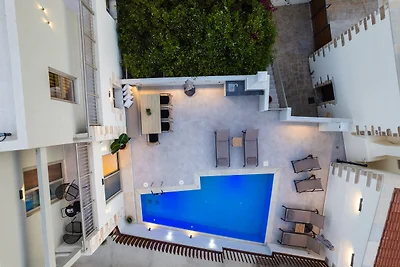 Marvelous new luxury villa with heated pool!
