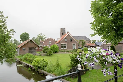 Oude stelpboerderij bij het IJsselmeer