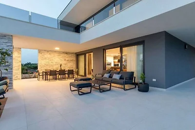 Villa in Novigrad mit Schwimmbecken