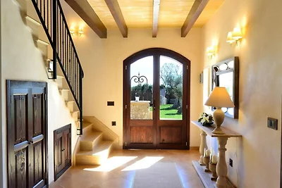 Villa in Buger mit Pool und Spielplatz