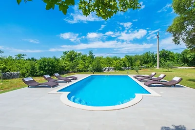 Ferienhaus in Raša mit Schwimmbecken