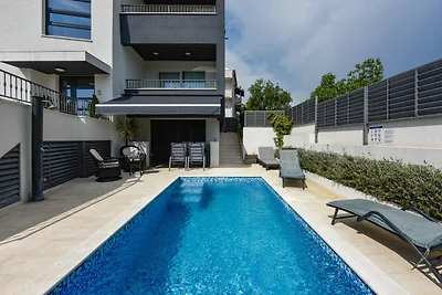 Moderne Villa mit Swimmingpool