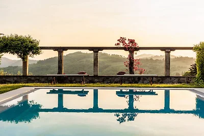 Malerische Villa in Lucca mit Pool