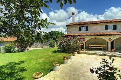 Traditionelles Ferienhaus mit Pool in Rojnici