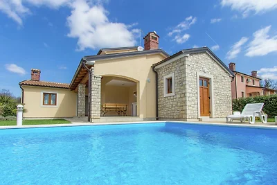 Villa in Kma?i?i mit privatem Pool