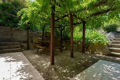 Cottage attorno alla piscina in una villetta