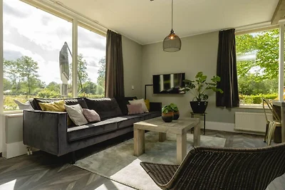 Bungalow mit Kinderkrippe und Spielplatz