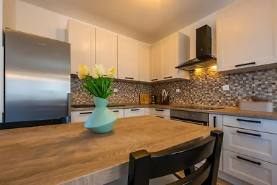 Charming and Tranquil Kastel Gomilica Apartme...