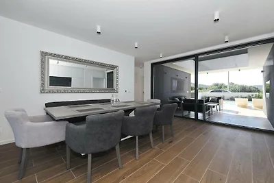 Villa in Kraj, Tkon mit Schwimmbecken