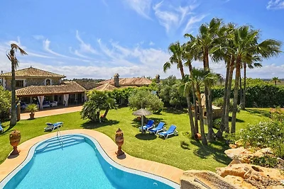 Luxuriöse Villa nur 2 km vom Strand entfernt