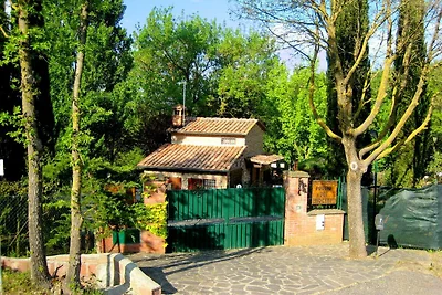 Vrijstaand landhuis in Toscane met boomgaard