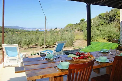 Geräumiges Ferienhaus in Magazzini mit Garten