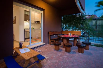 Elegant Hideaway Apartment with Pool - Two Be...