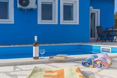 Ferienhaus in Nova Vas mit Schwimmbecken