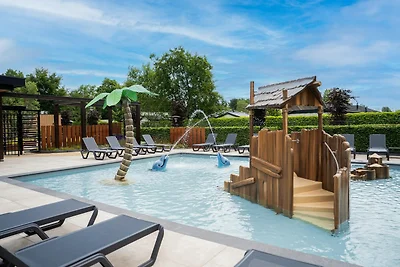 Fraai chalet met terras op een vakantiepark