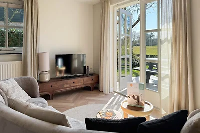 Villa mit weitläufigem, sonnigem Garten