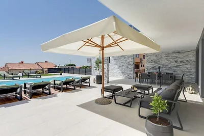 Villa in Novigrad mit Schwimmbecken