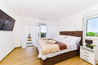 Villa Sunrise with Outdoor Pool - Four Bedroo...