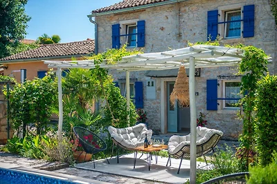 Casa vacanze convenzionale a Umago con piscin...