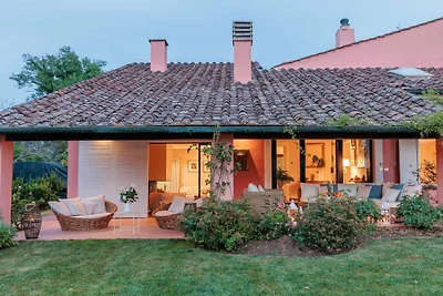 Geräumige Villa mit 6 Schlafzimmern und Pool