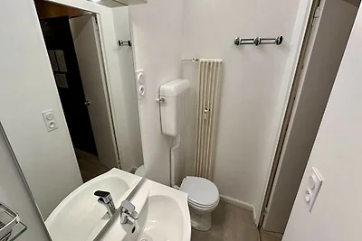 Alpenhütte in der Nähe der Forststraße