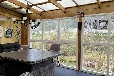 Gemütlicher Rückzugsort im Wald mit Whirlpool