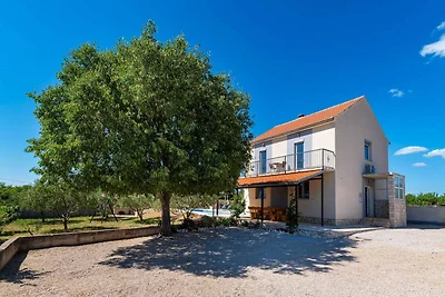 Villa mit Pool im ruhigen Tinj