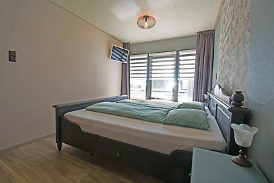 Moderner 4-Personen-Bungalow in Strandnähe