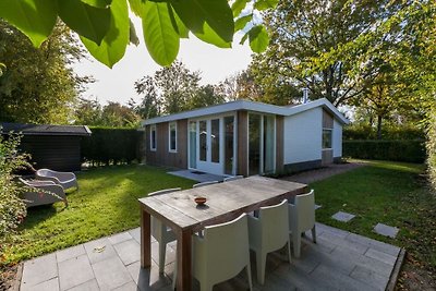 Schönes Ferienhaus mit Sauna in einer waldrei...