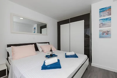 Apartment Semi - One Bedroom Apartment with T...