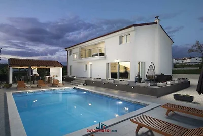 Villa in Višnjan mit Schwimmbecken