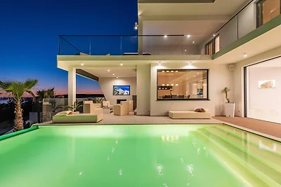 Luxusvilla mit Pool, Wellness und Meerblick