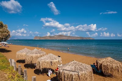 Modernes Ferienhaus in Stalos mit Balkon