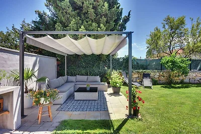 Moderne Villa in Pula mit Pool und Parkplatz