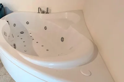 Geräumiges Ferienhaus mit Gemeinschaftspool i...