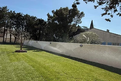 Villa mit Pool und Jacuzzi nahe Châteauneuf-d...