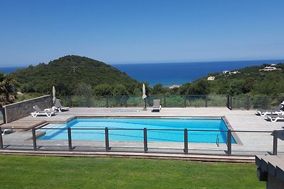 Villa mit zwei Wohneinheiten und großem Pool ...