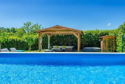 Villa in Kršan mit Schwimmbecken