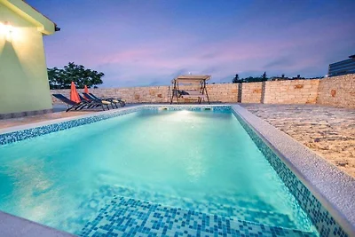 Ferienhaus in Bale mit Schwimmbecken