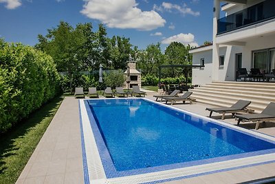 Moderne Villa mit Pool und Sprudelbad