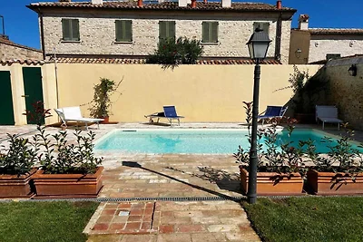 Wohnung in einem Dorf mit Swimmingpool